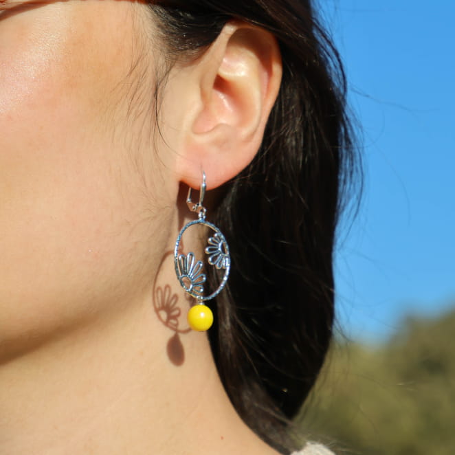 Zoom sur les boucles d’oreilles Dahlia, perles jaunes et détails argentés – fait main en France
