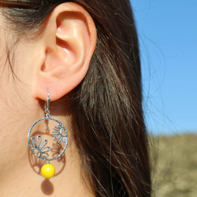 Boucles Dahlia jaunes avec finitions argentées portées – création française