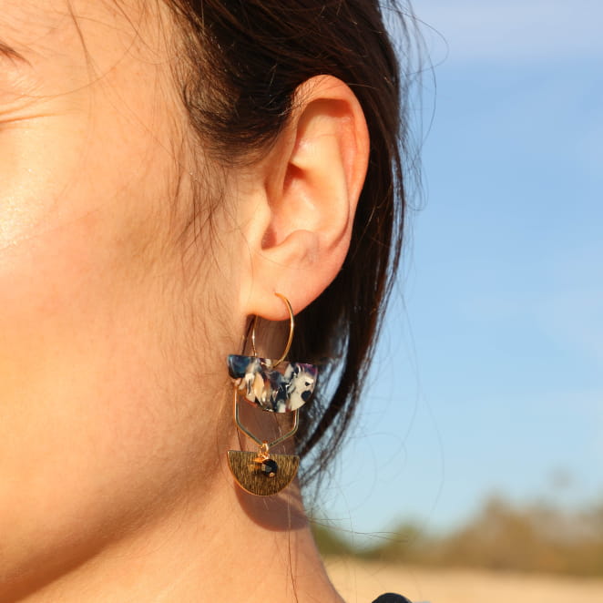 Boucles d’oreilles Dalida dorées avec pampilles multicolores – portées au soleil – fabrication française