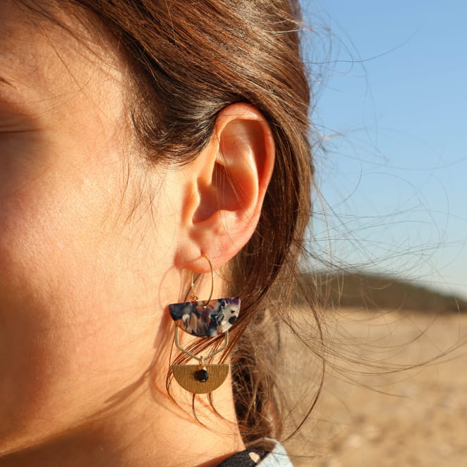 Zoom sur les boucles Dalida dorées et colorées – création artisanale Retour de Plage