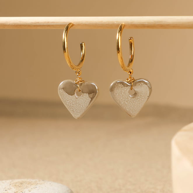 Boucles Debra avec pendentifs cœur et perles beige, douceur dorée pour un style bohème.