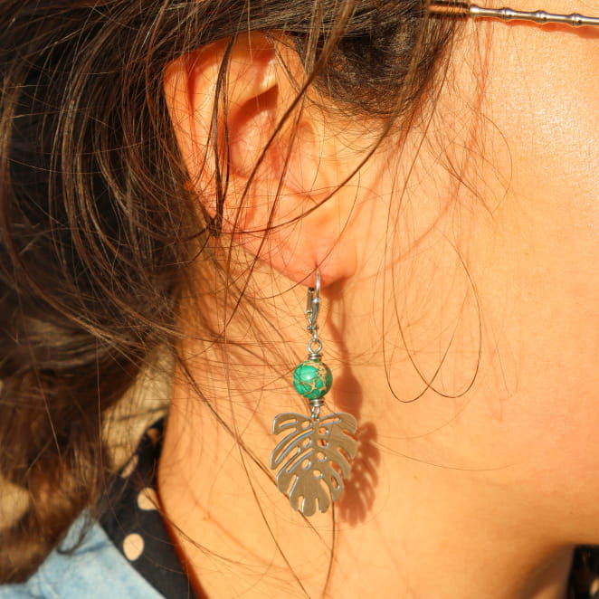 Boucles Deliciosa argentées avec feuilles et perles vertes – portées en bord de mer – création française