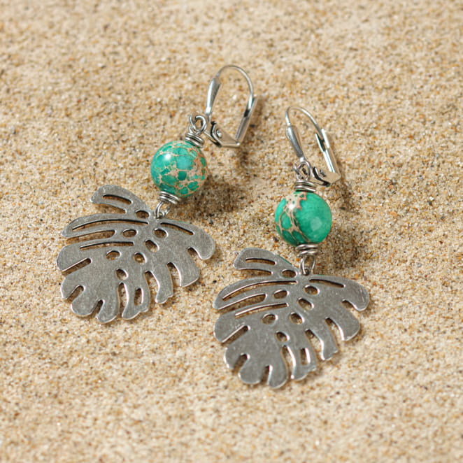 Détail des boucles d’oreilles Deliciosa, posées sur sable – fabrication française