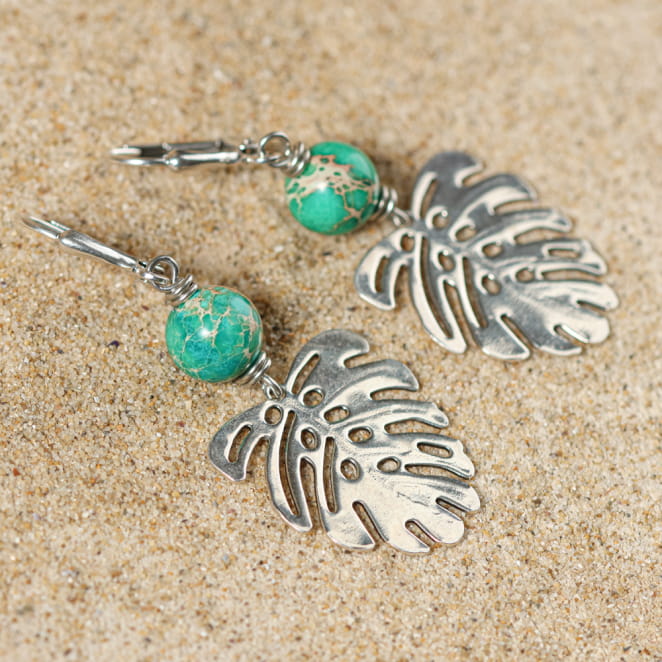 Paire de boucles Deliciosa, perles vertes et feuilles en métal argenté – fait main