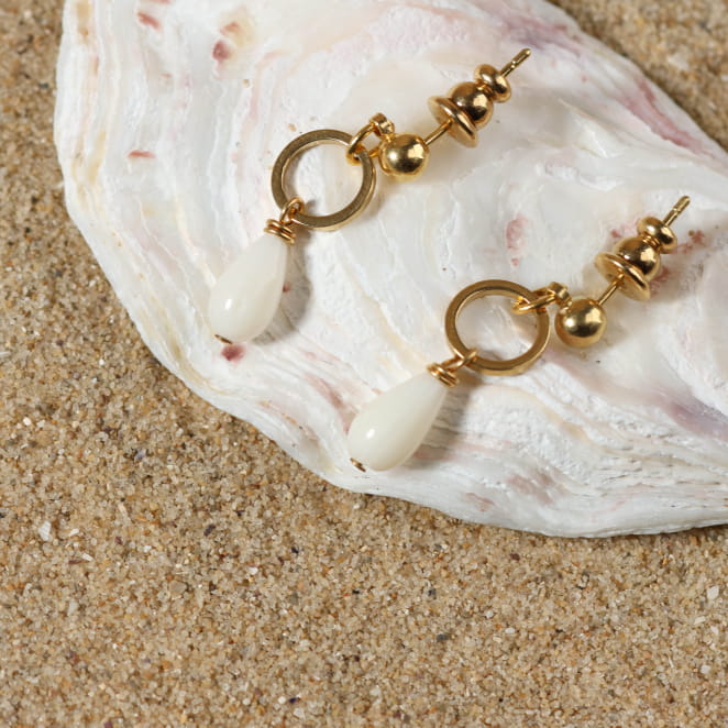 Boucles Mini dorées avec perles blanches, bijou fait main en France