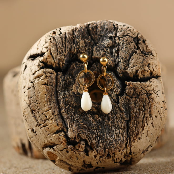 Boucles pendantes Mini dorées et perles blanches, fabrication française