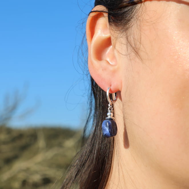 Détail des boucles d’oreilles Mireille bleu foncé, création française