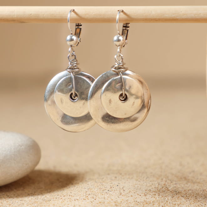 Boucles Sidonie en métal argenté brillant, anneaux délicats pour une touche chic et moderne.