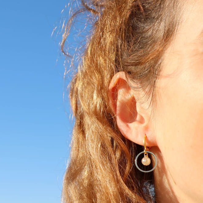 Boucles Siloe dorées avec perles blanc cassé, portées – fabrication artisanale française