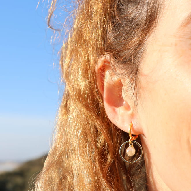 Boucles Siloe dorées avec perles blanc cassé, portées – fabrication artisanale française