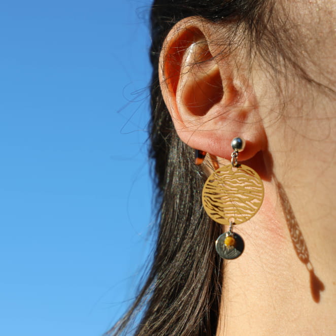 Boucles d’oreilles Tigre jaunes et argentées portées, création artisanale française