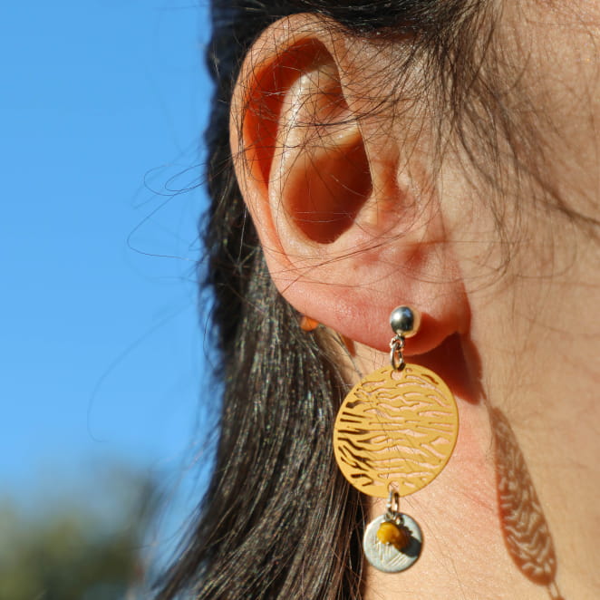 Zoom sur les boucles Tigre, tons jaunes vifs et métal argenté – fabrication française