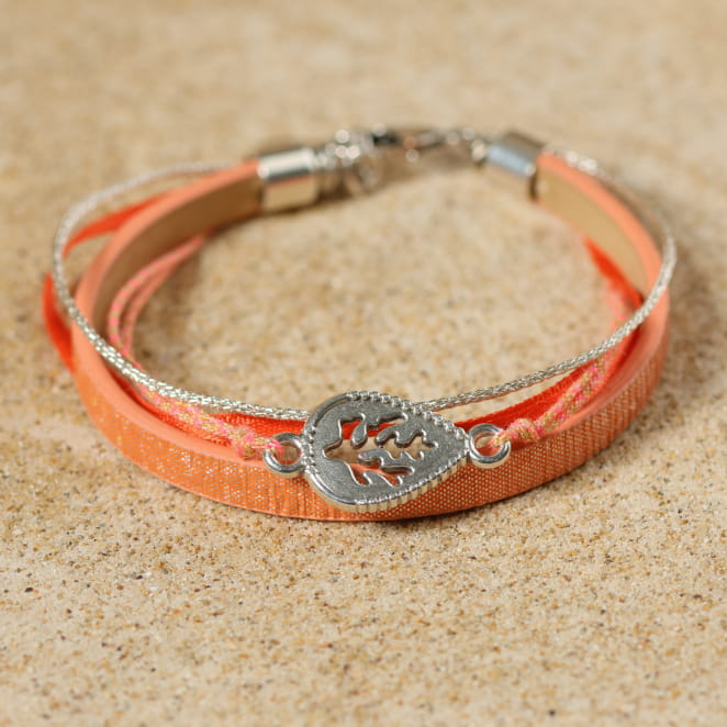 Bracelet corail et argenté posé sur sable, bijou artisanal Origine France Garantie