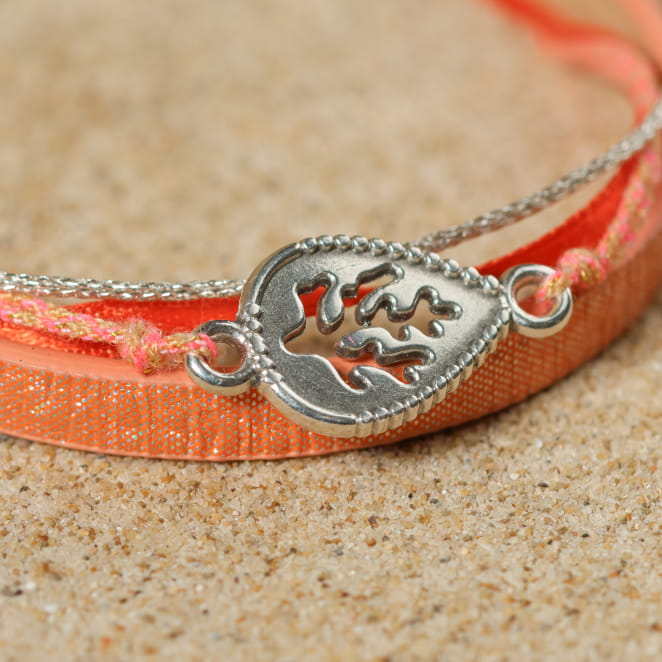 Bracelet Agari corail et argenté sur fond sable – bijou artisanal français