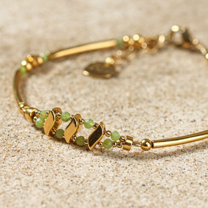 Bracelet Anisha aux reflets dorés et perles vertes, bijou artisanal français