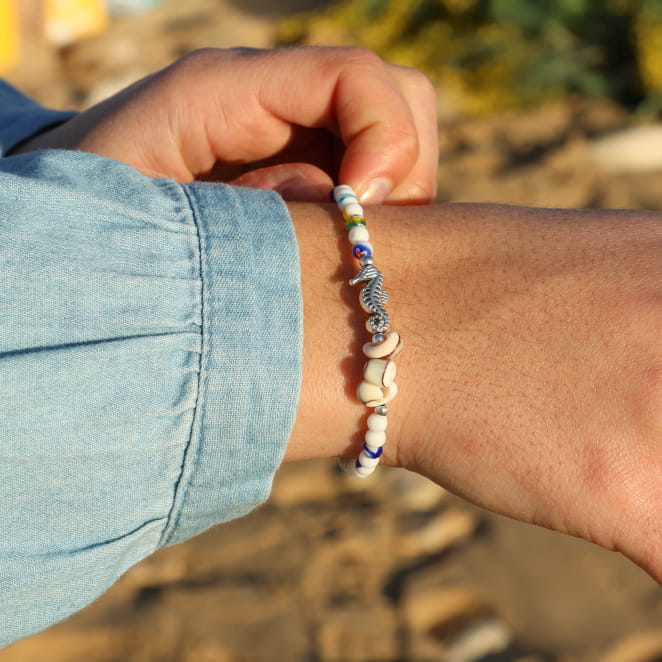 Bracelet coloré en perles de verre et métal argenté, création française