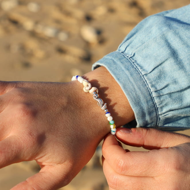 Bracelet perlé Bamako aux tons vifs et fermoir argenté, fabrication française artisanale