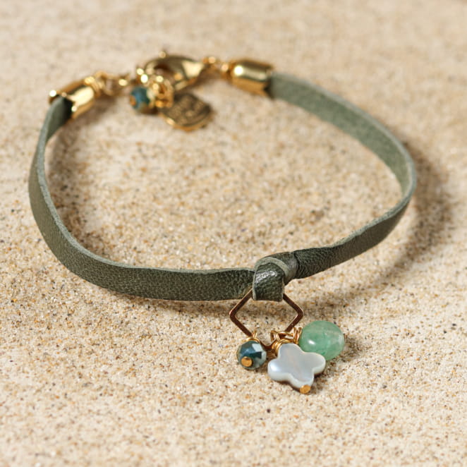 Bracelet kaki et doré Canberra sur fond sable – fabrication française