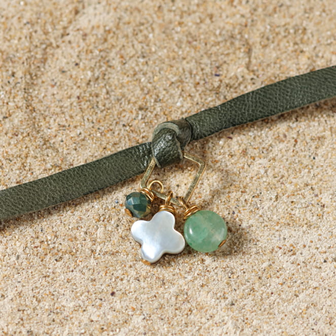 Détail du bracelet Canberra en cuir kaki et pendentif doré, fait main en France