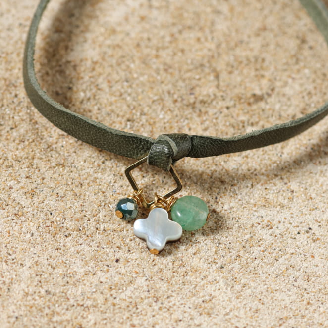 Détail du bracelet Canberra kaki et pendentif doré, fait main en France