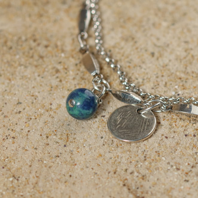 Bracelet fin aux perles vertes et colorées, fait main en France