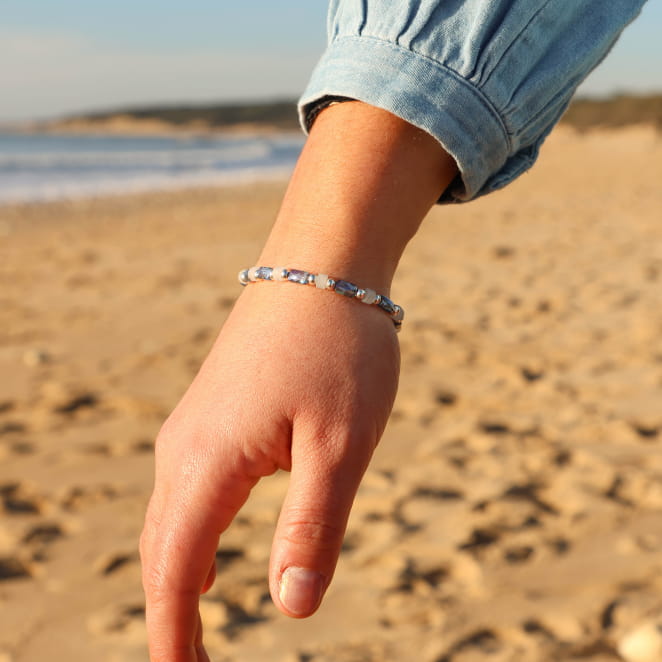 Bracelet Clairon multicolore et argenté porté sur la plage – bijou fait main made in France