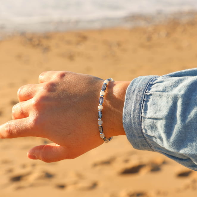 Vue rapprochée du bracelet Clairon bleu-gris et perles colorées – création artisanale française