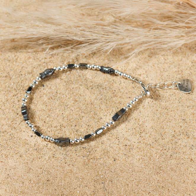 Bracelet Corydoras argenté, perles gris anthracite, style sobre et contemporain