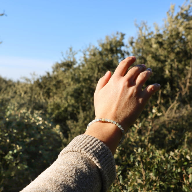 Bracelet vert d’eau porté au poignet, perles argentées brillantes – fabrication artisanale française