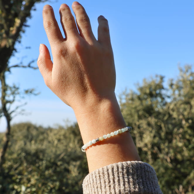 Bracelet vert d’eau au poignet, perles argentées et détail raffiné – bijou fait main en France