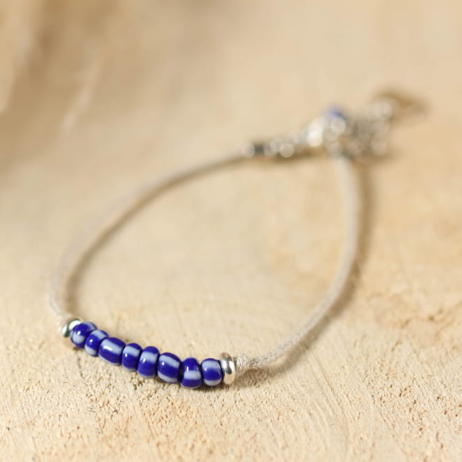 Bracelet Logo en perles bleu foncé et argentées, fait main en France