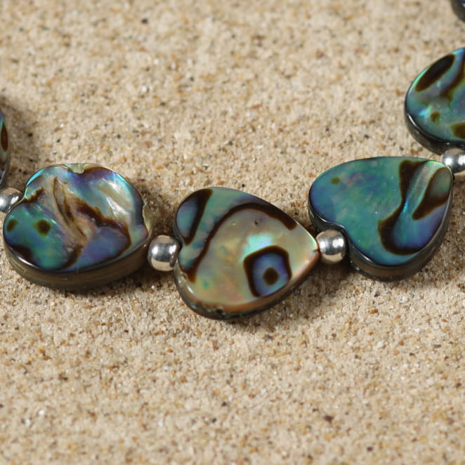 Bracelet texturé gris foncé sur sable, fabrication artisanale française