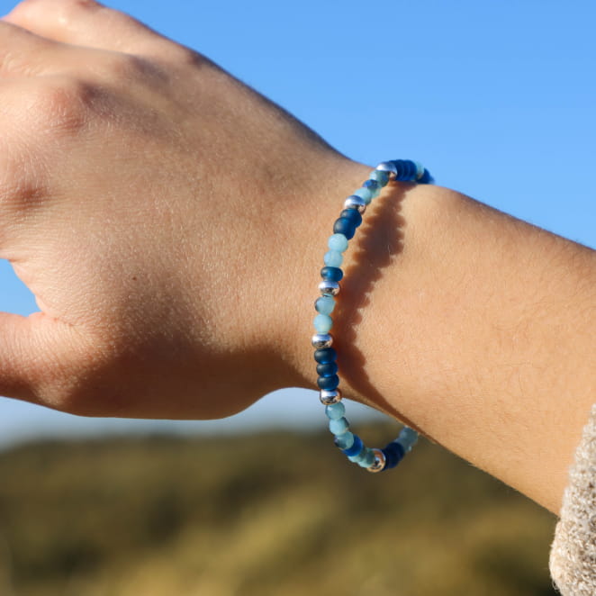 Zoom sur le bracelet Prusse bleu clair, bijou fait main en France