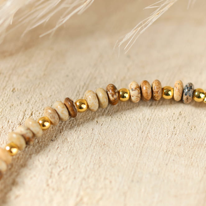 Bracelet perlé Rita doré avec perles naturelles beige, bijou fait main en France