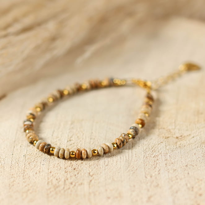 Bracelet Rita en perles beige clair et fil doré, création artisanale française