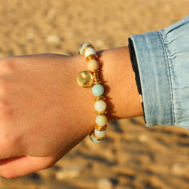 Bracelet Valentina doré et vert d’eau porté au poignet – création française artisanale