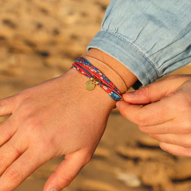 Bracelet multicolore et rouge avec perles dorées, fabriqué à la main en France