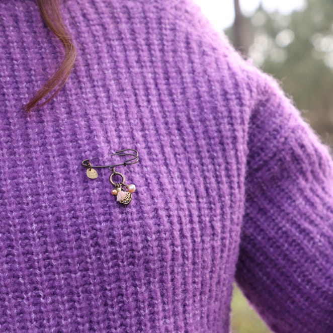 Broche Brunelle bronze, cabochon saumon rosé, inspiration vintage et féminine