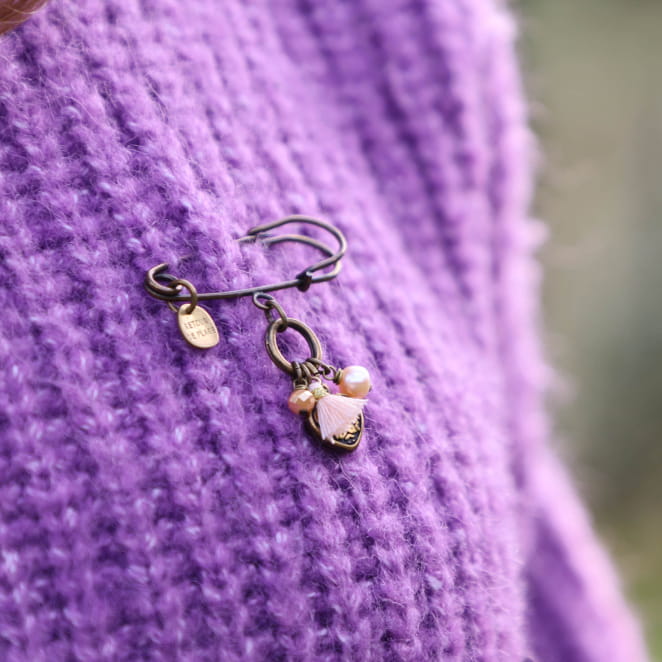 Broche Brunelle bronze, cabochon saumon rosé, inspiration vintage et féminine