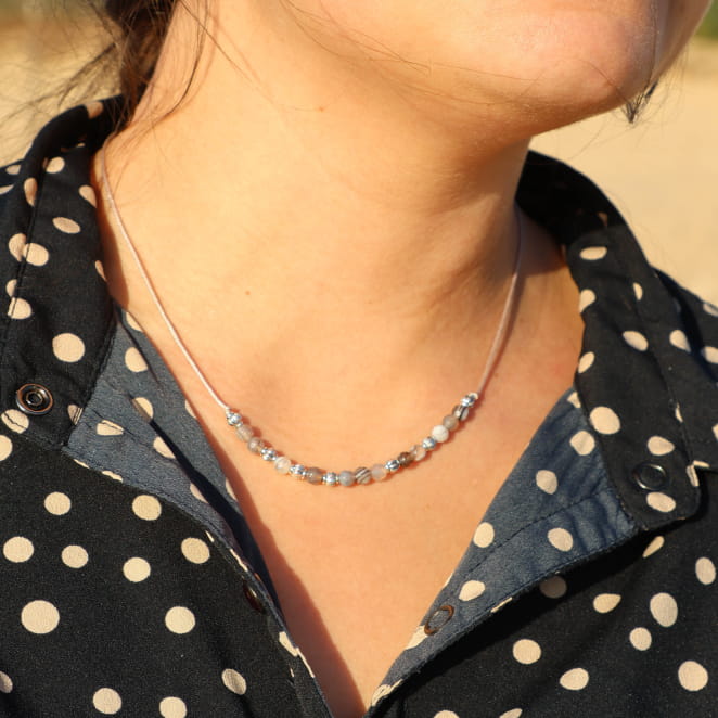 Collier Dabia en perles grises avec chaîne argentée, fait main en France