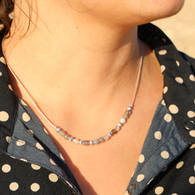 Collier élégant avec perles gris fumé et finitions argentées, fabrication artisanale française