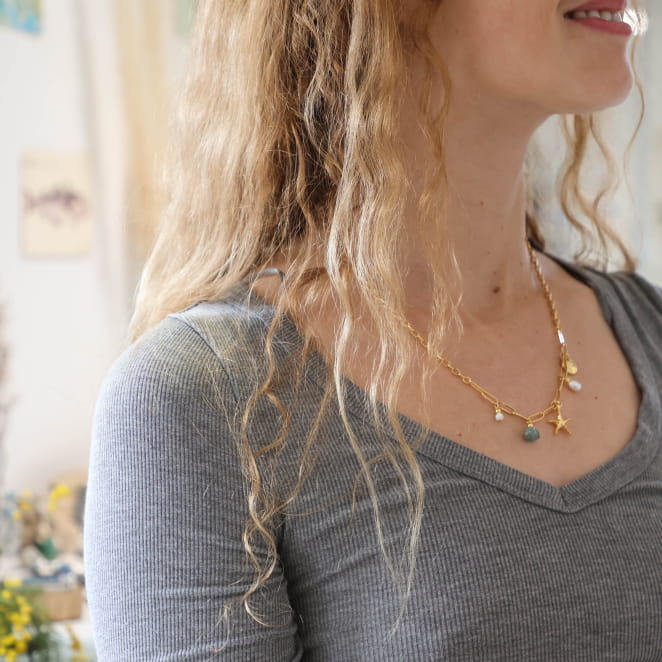 Collier Dolcevita doré, pierres vert d’eau facettées, éclat doux et raffiné