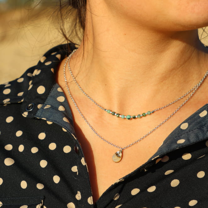 Collier en perles vert amande et chaîne argentée, fait main en France