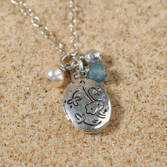 Zoom sur le collier Oma argenté et bleu, création artisanale française