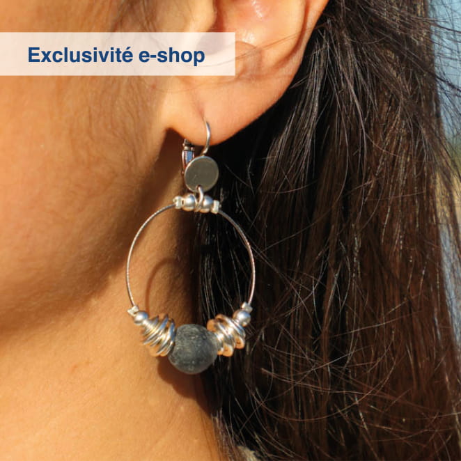 Boucles d’oreilles pendantes bleu gris et argentées, faites main en France