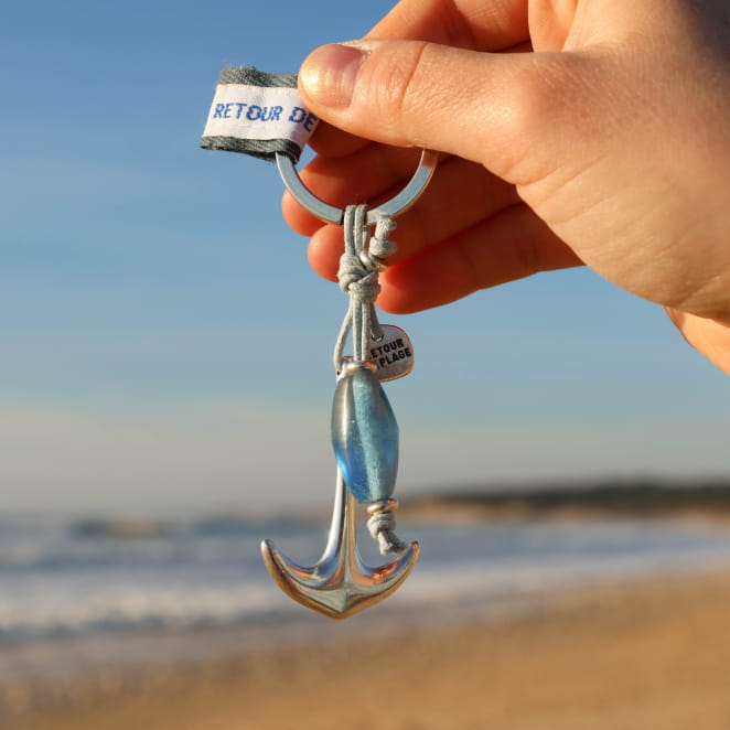 Porte-clés avec perles bleu ciel et éléments argentés, création artisanale française