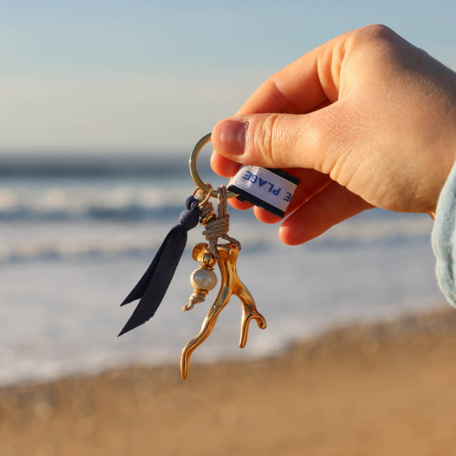 Porte-clés Récif posé sur la plage, cordon rayé et breloques colorées – fabriqué en France