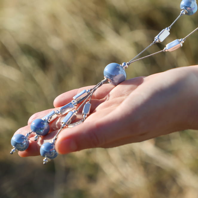 Sautoir Seiche bleu montana en main, bijou long argenté fait main en France