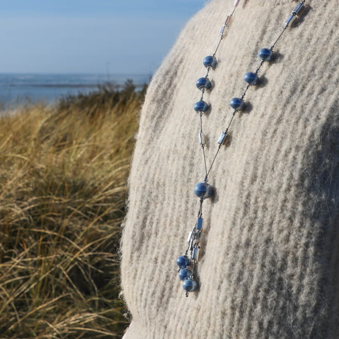 Zoom sur le pendentif bleu montana du sautoir Seiche, création française