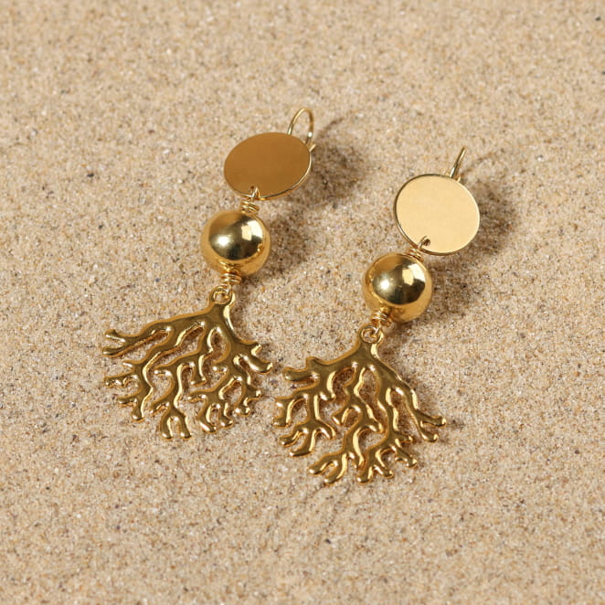 Boucles d’oreilles dorées Bahari sur fond sable – création artisanale française